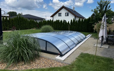 Nízké antracitové zastřešení bazénu 3R