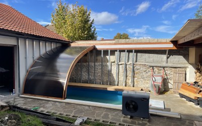 Zastřešení bazénu Poolor Wall v dřevodekoru s kouřovým PC